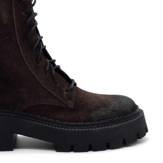 H04 Bob – Dark brown combat boot in vintage calf suede  