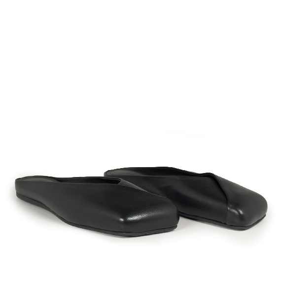G34_Square closed<br>Slipper black