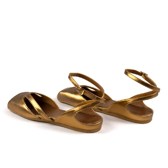 G34_Square closed<br>Slingback in laminated nappa leather gold