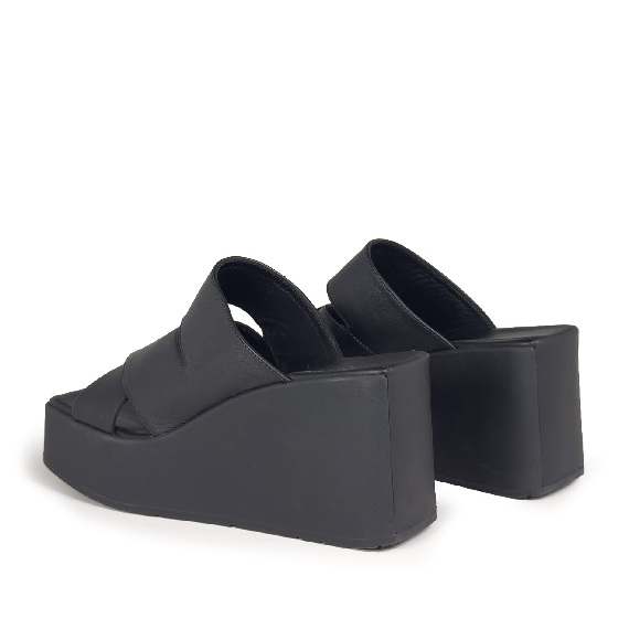 K10_Block<br>Wedge sandal with straps black
